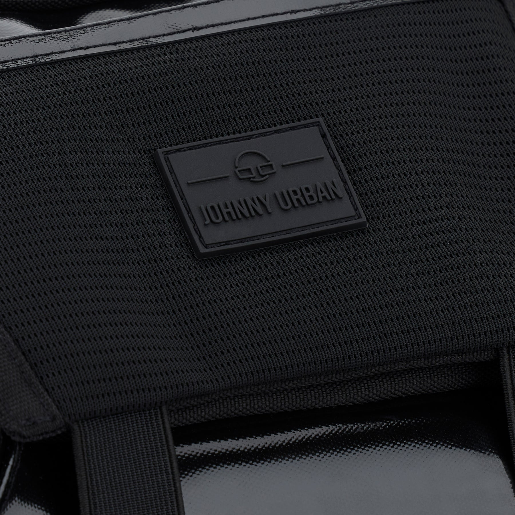 Nahaufnahme des Johnny Urban Logos auf der wasserabweisenden schwarzen Handtasche 'Liv'