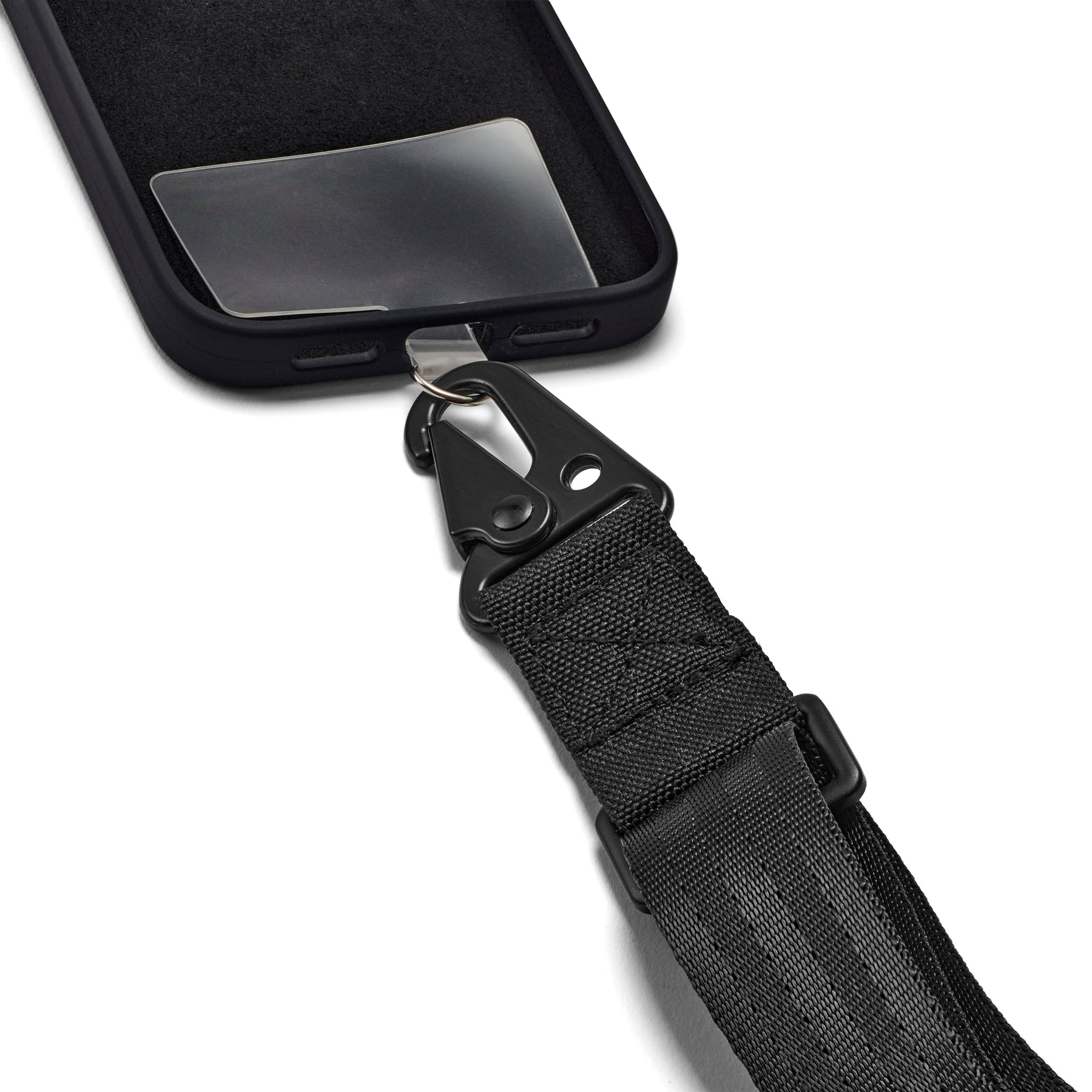 Schwarze Handykette von Johnny Urban mit Karabinerhaken an schwarzer Handyhülle befestigt
