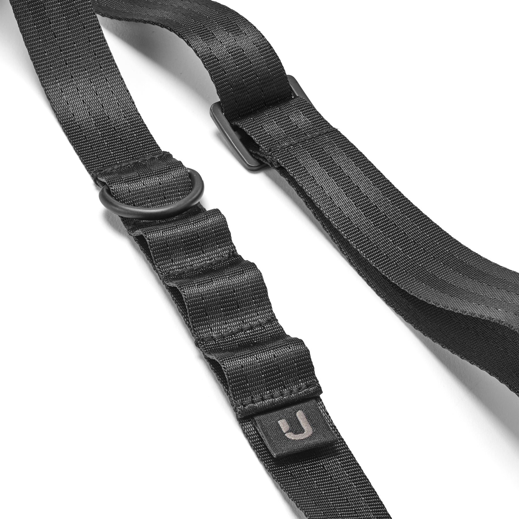 Schwarze verstellbare Handykette mit Kunststoffring und Stoffetikett mit Buchstabe 'J'