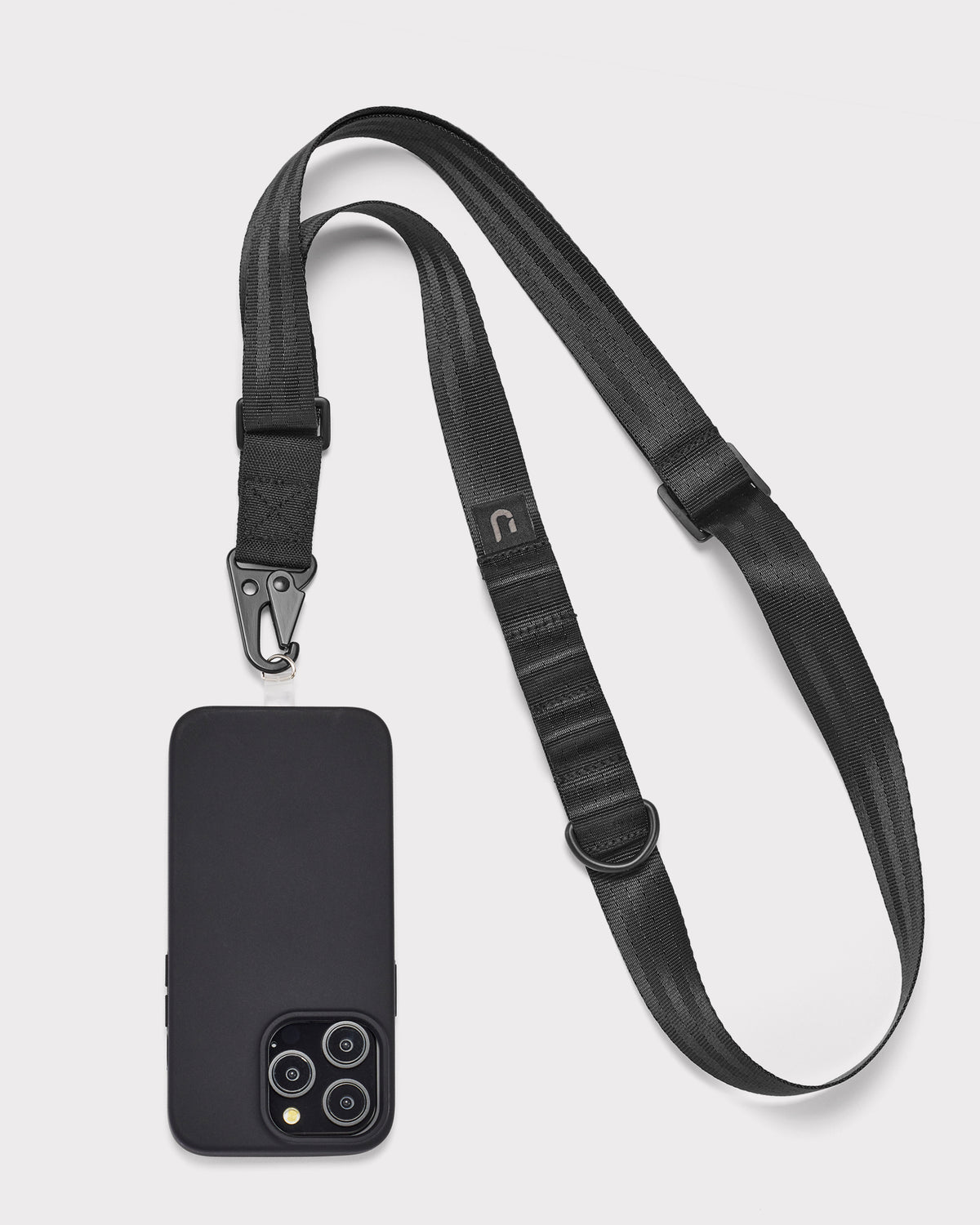 Schwarze Handykette mit Karabinerhaken, befestigt an einem schwarzen Smartphone