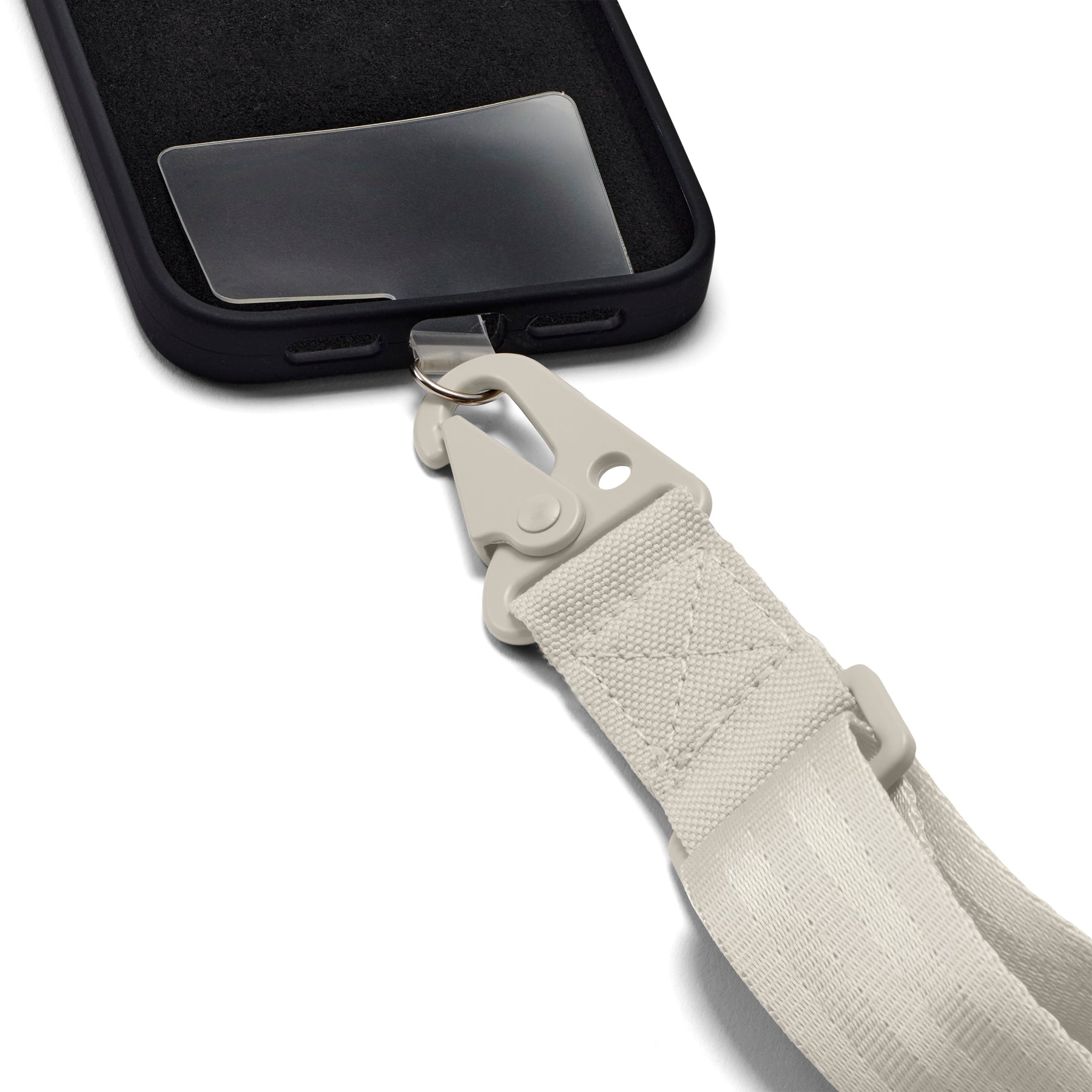 Weiße Handykordel mit Kunststoffclip befestigt an schwarzer Smartphonehülle