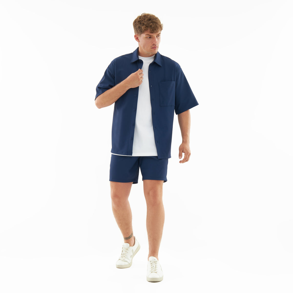 Mann trägt lässiges navyblaues Hemd mit kurzer Hose und weißem T-Shirt Set 'Mason'