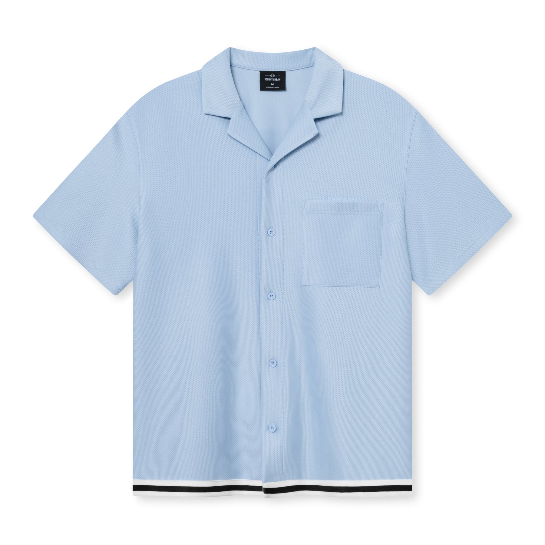 Hellblaues Kurzarmhemd von Johnny Urban mit Kragen, Brusttasche und schwarz-weißem Saum