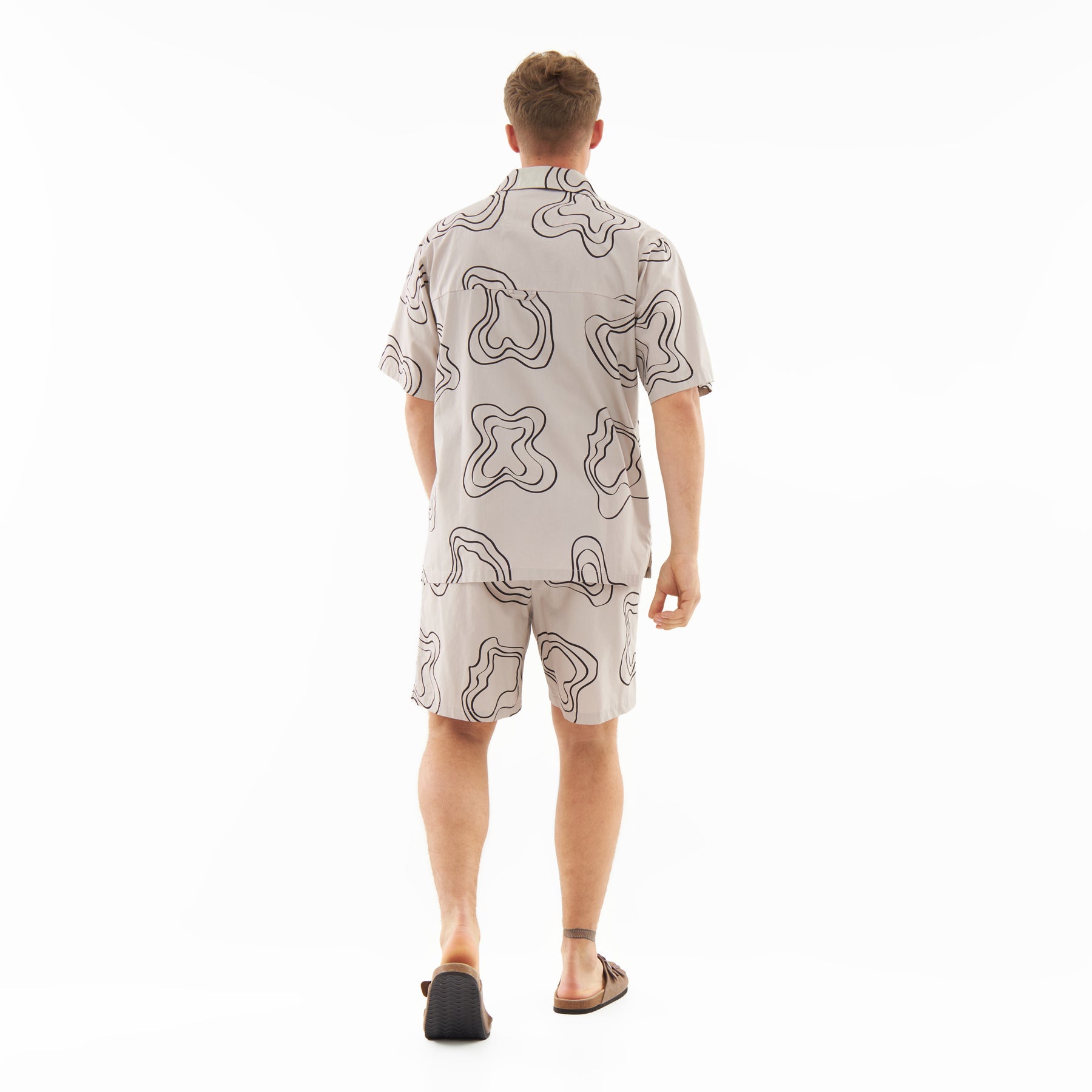 Männliches Modell von hinten mit lockerem Sommerhemd und Shorts mit abstraktem Muster aus dem Set 'Spencer'