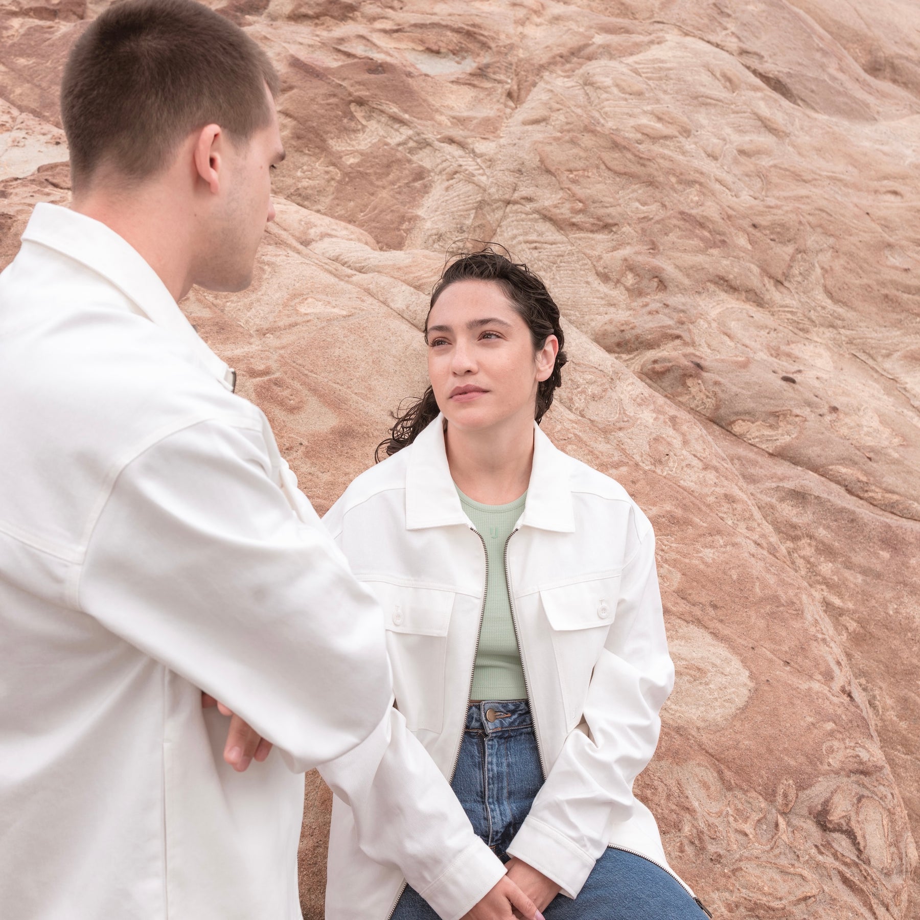 Zwei Personen in cremefarbenen Overshirts ‚Cameron‘ vor felsigem Hintergrund