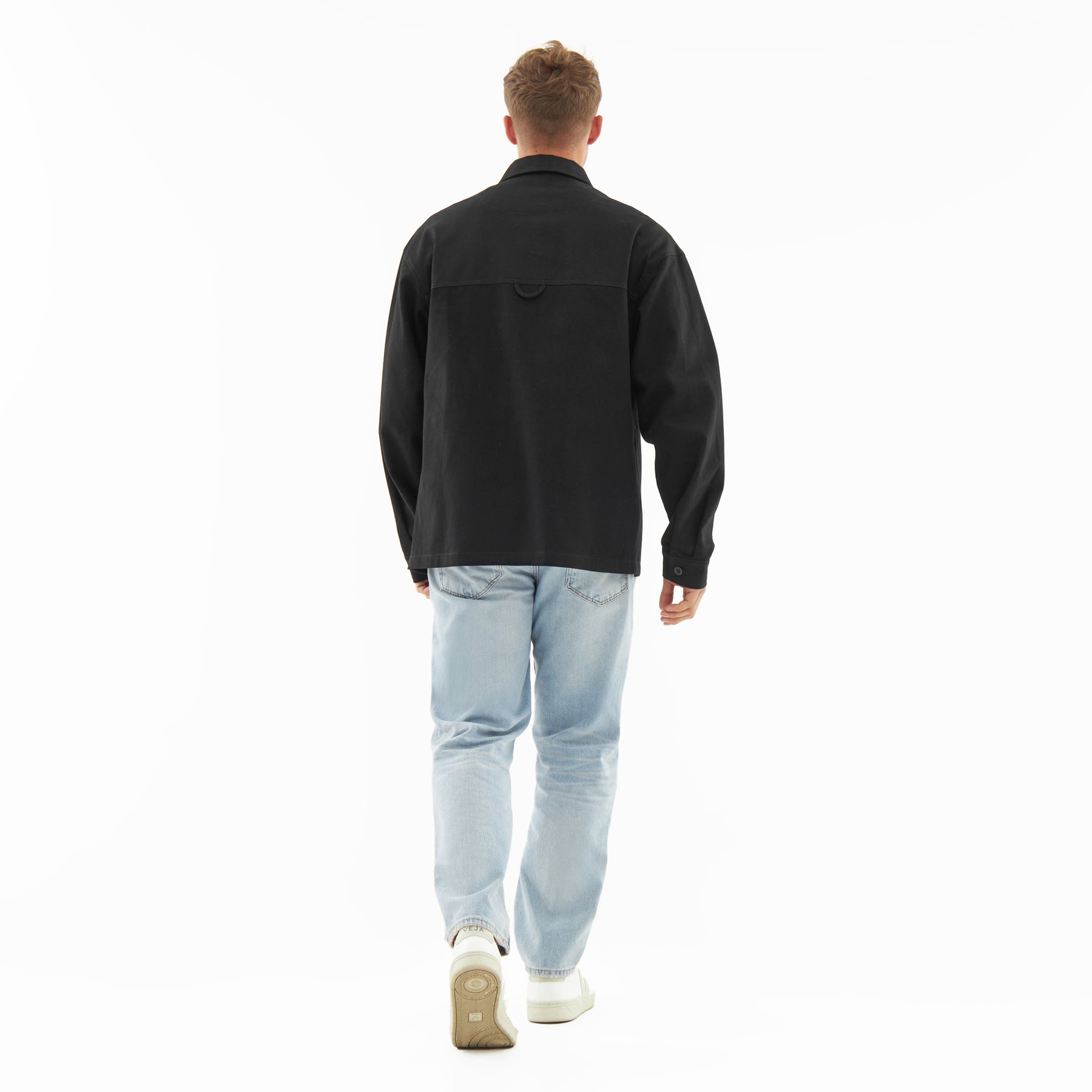 Mann von hinten in schwarzer Overshirt 'Cameron' und hellen Jeans