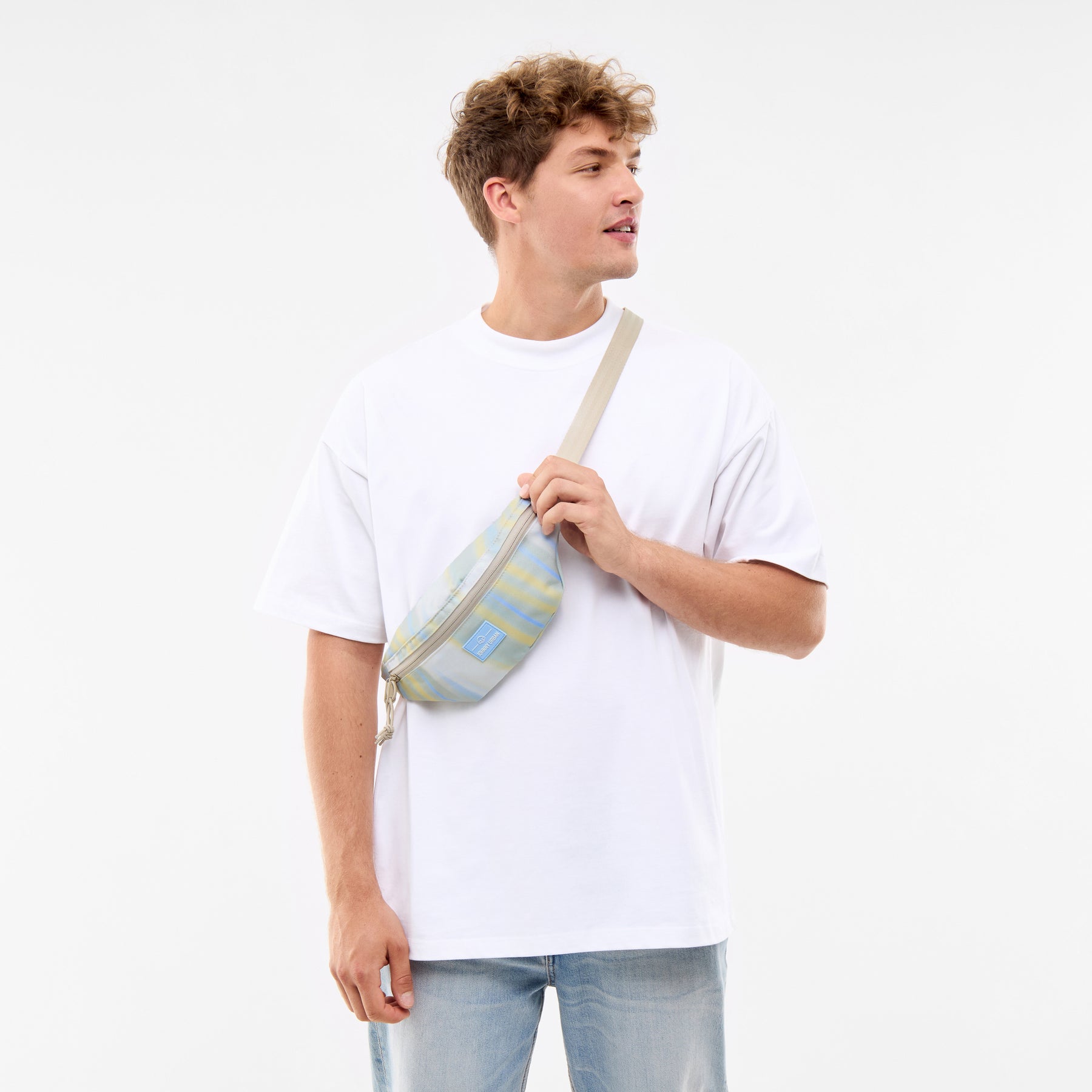 Mann trägt Johnny Urban Bauchtasche 'Erik Small' sandgestrichen quer über der Brust
