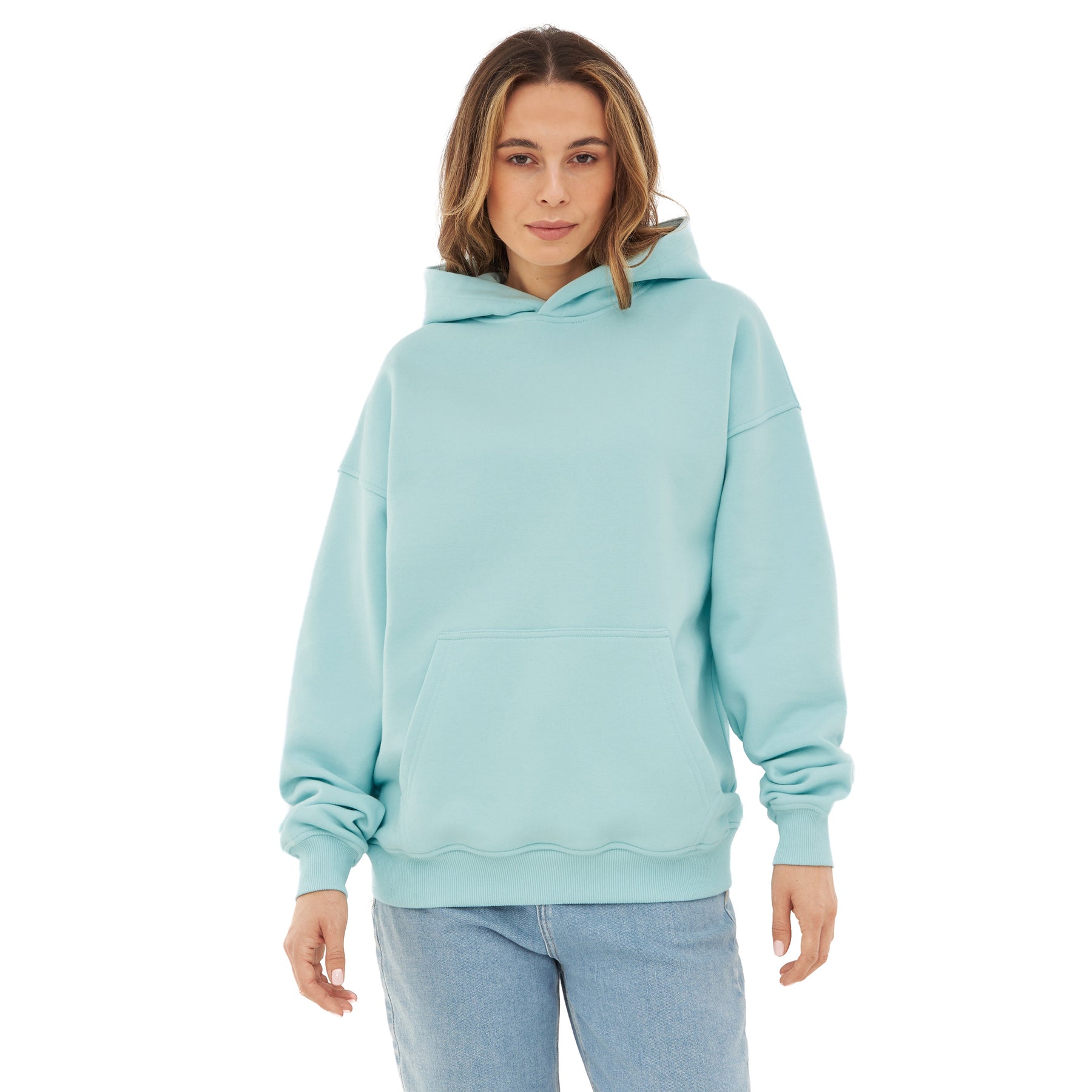 Frau trägt oversized Hoodie 'Cody' in eisblau mit Kängurutasche und Kapuze