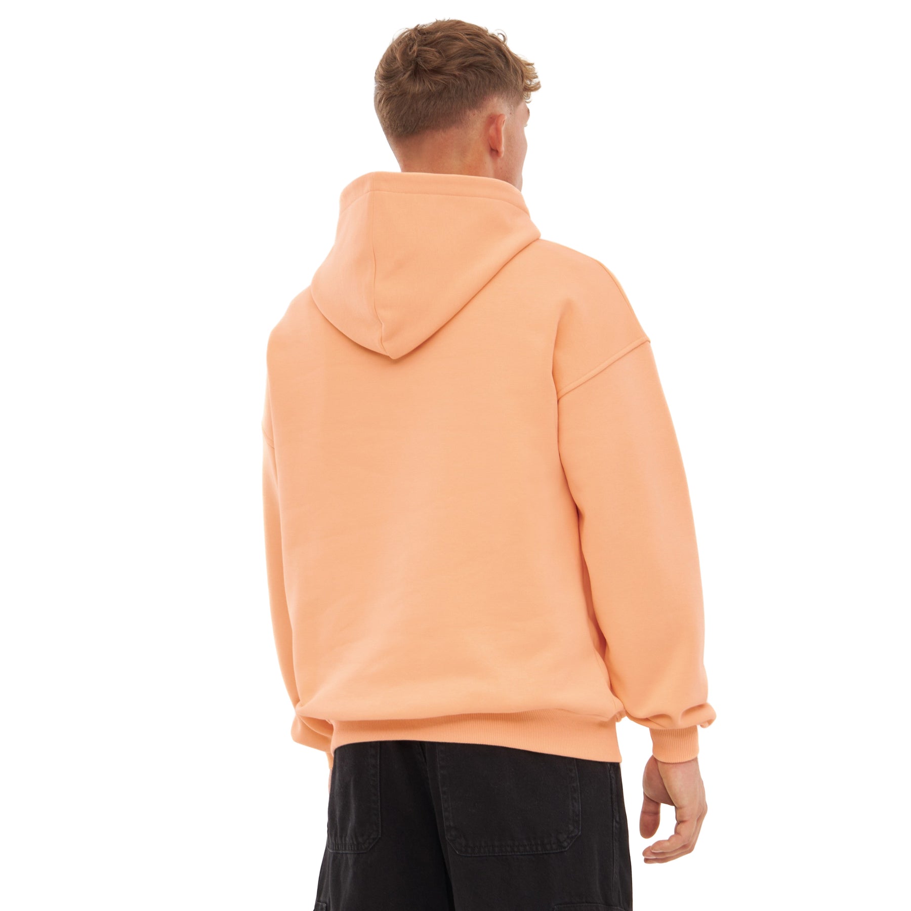 Mann trägt oversized Hoodie 'Cody' in Pfirsich, Ansicht von hinten