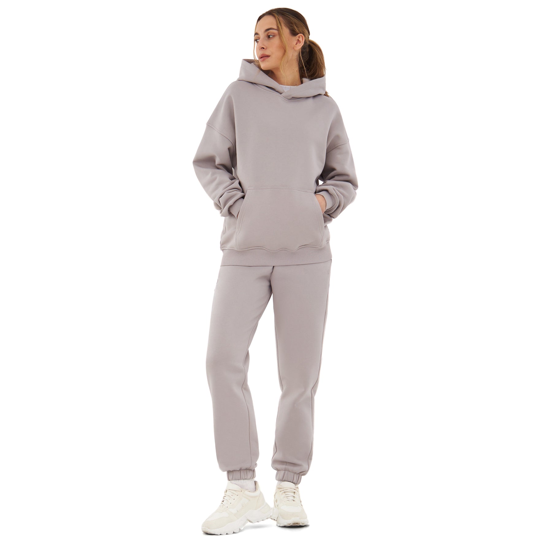 Frau trägt oversized Hoodie 'Cody' von Johnny Urban in Grau mit Passform zum Wohlfühlen