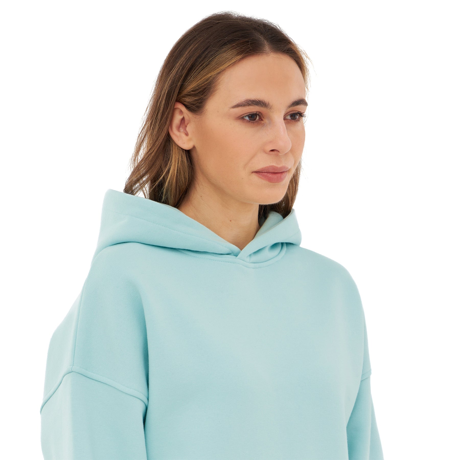 Frau trägt Oversized Hoodie 'Cody' in Hellblau mit Kapuze