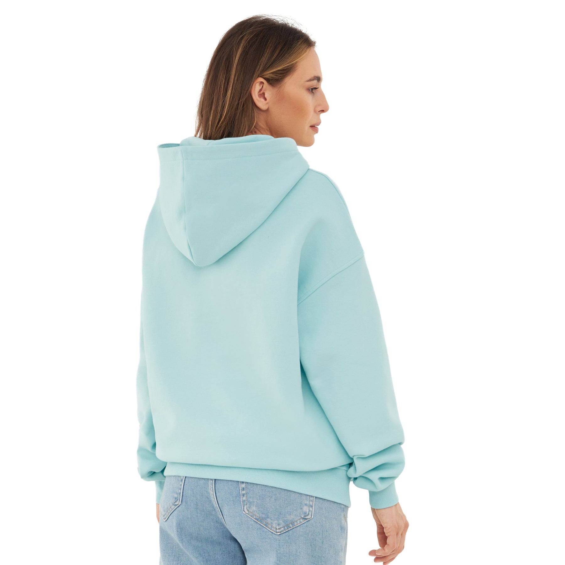 Frau von hinten mit hellblauem Oversized Hoodie 'Cody' und blauen Jeans
