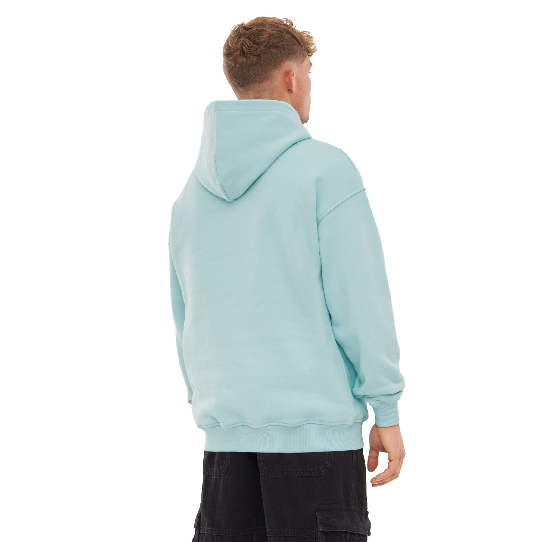 Mann trägt oversized Hoodie 'Cody' in hellblau, Rückansicht, schwarze Cargo-Shorts