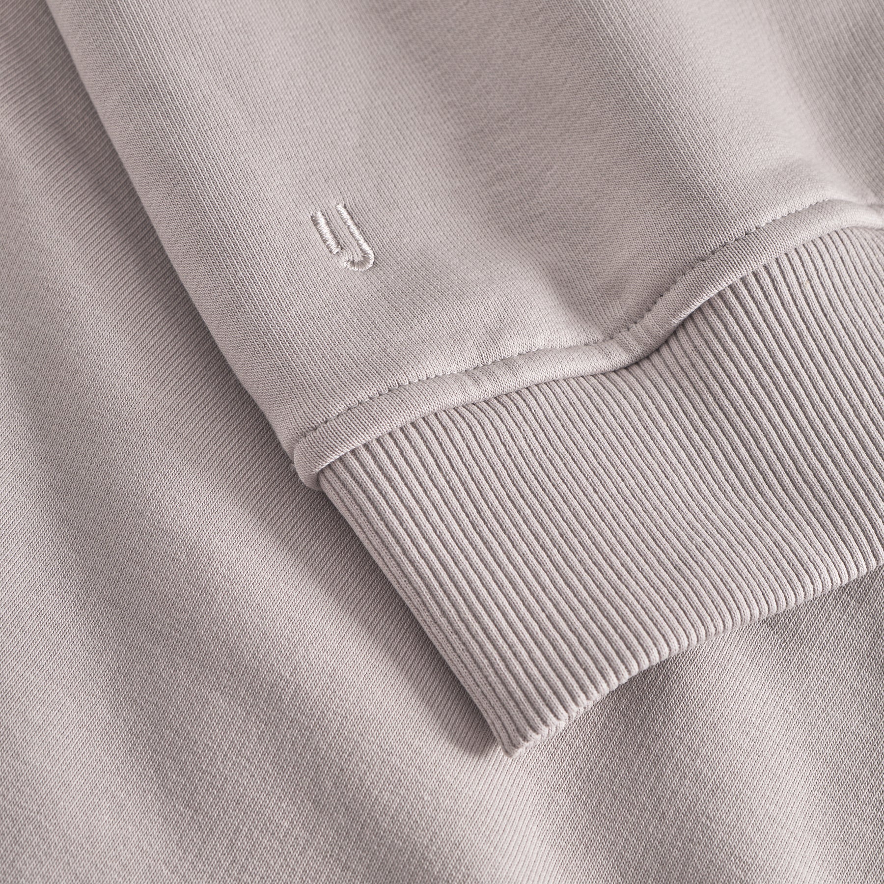 Beige Ärmel und Bündchen des Oversized Hoodie 'Cody' von Johnny Urban mit kleinem besticktem Logo-J