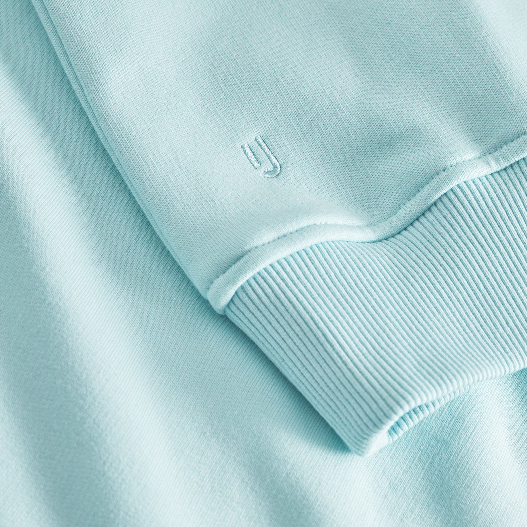 Hellblauer Oversized Hoodie "Cody" mit geripptem Ärmelbündchen und kleiner, gestickter Logo-Applikation