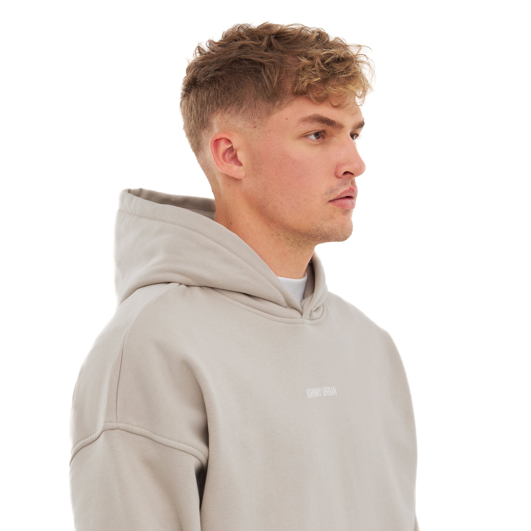 Mann trägt übergroßen beigen Hoodie 'Cody' von Johnny Urban mit kleinem Logo auf der Brust