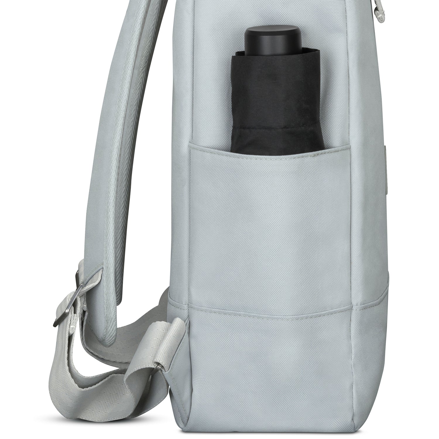 Seitenansicht des Rolltop Rucksacks 'Robin Large' in Hellgrau mit einem schwarzen Gegenstand in der Seitentasche