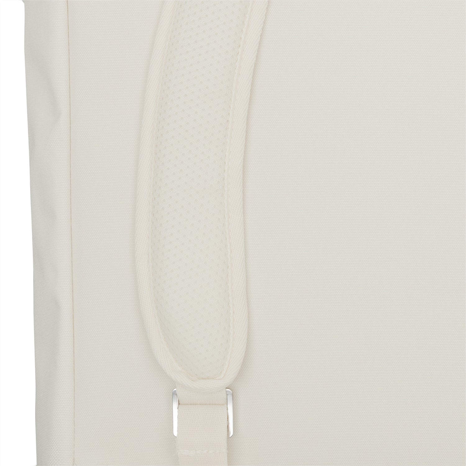 Detailansicht des gepolsterten Schultergurts vom Johnny Urban Rolltop Rucksack 'Robin Medium' in hellem Beige