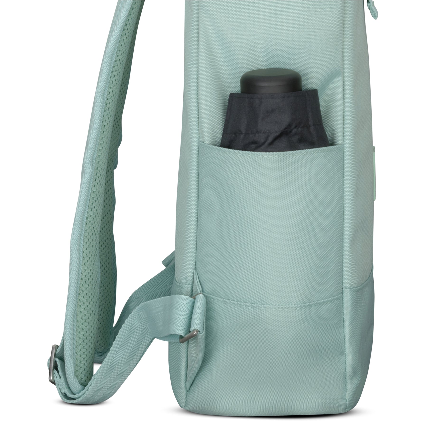 Seitliche Ansicht des mintgrünen Johnny Urban Rolltop Rucksacks 'Robin Medium' mit einer Tasche, die eine schwarze Wasserflasche hält
