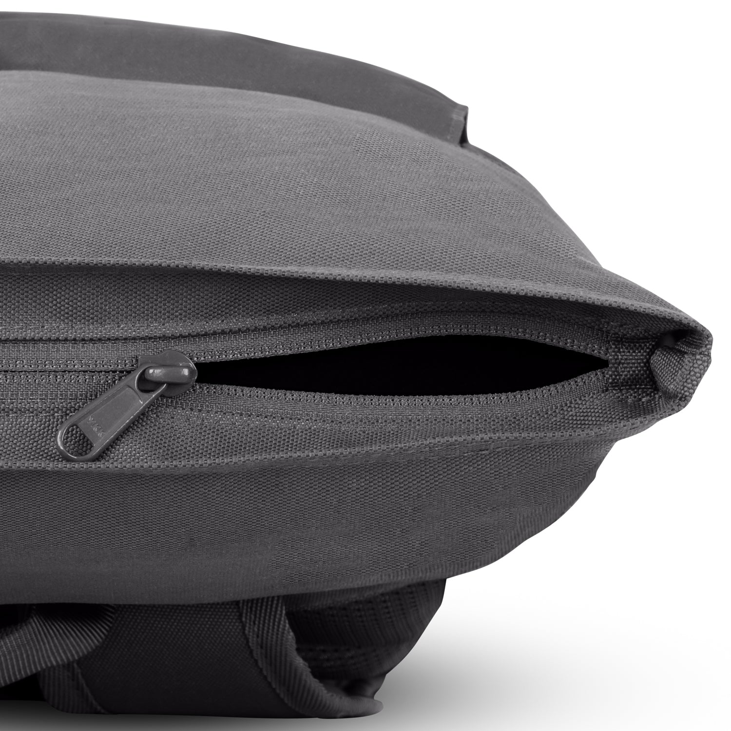 Rolltop Rucksack 'Allen Medium' von Johnny Urban, grauer Stoff mit seitlichem Reißverschluss