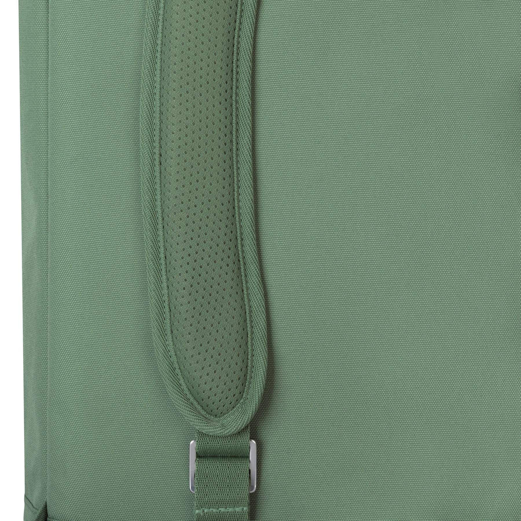 Grüner, gepolsterter Schulterriemen des Rolltop Rucksacks 'Robin Medium' aus robustem Stoff