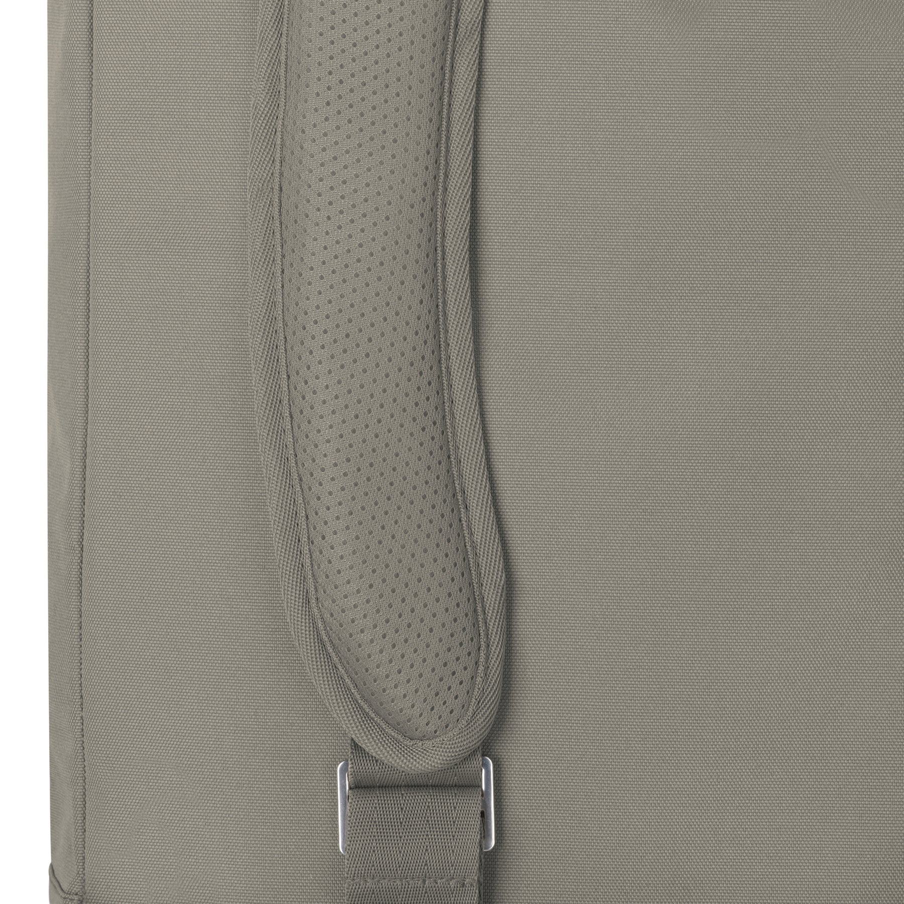 Nahe Ansicht des gepolsterten Schulterriemens vom Rolltop Rucksack ‚Robin Medium‘ in Grau