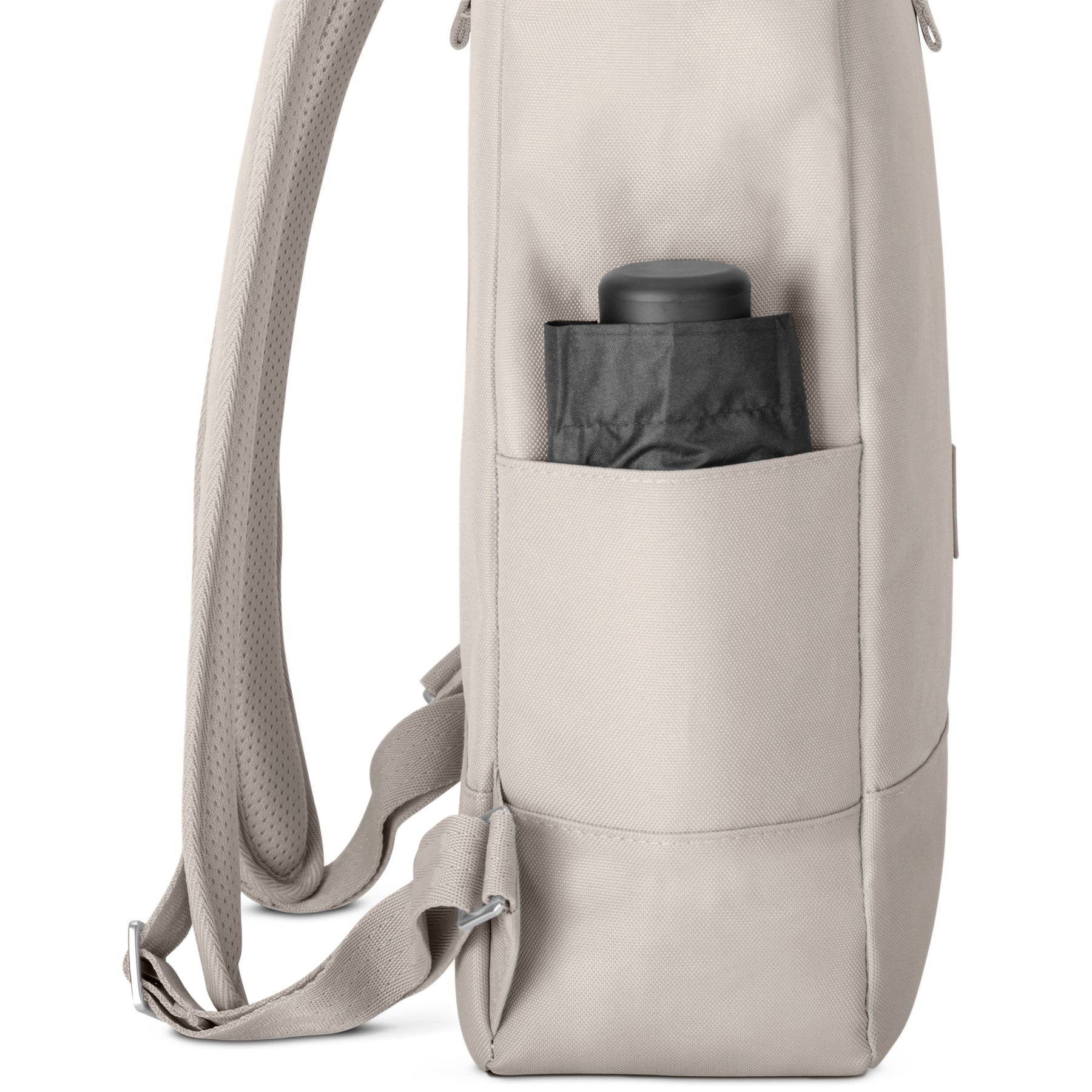 Rolltop Rucksack 'Robin Medium' in hellgrau mit seitlicher Außentasche, in der ein zusammengefalteter schwarzer Regenschirm steckt