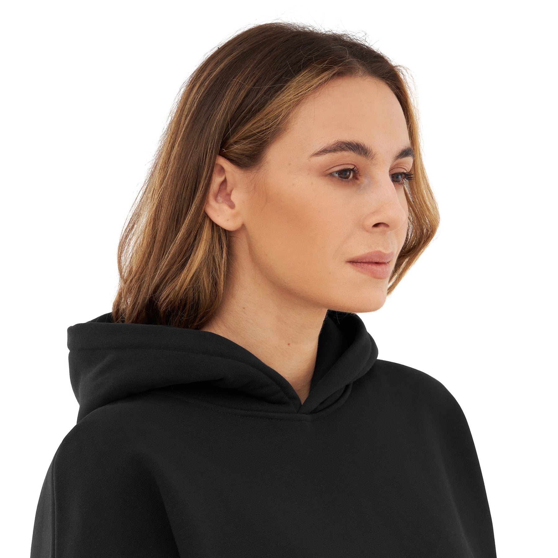 Frau mit mittellangen braunen Haaren trägt schwarzen Oversized Hoodie 'Cody'