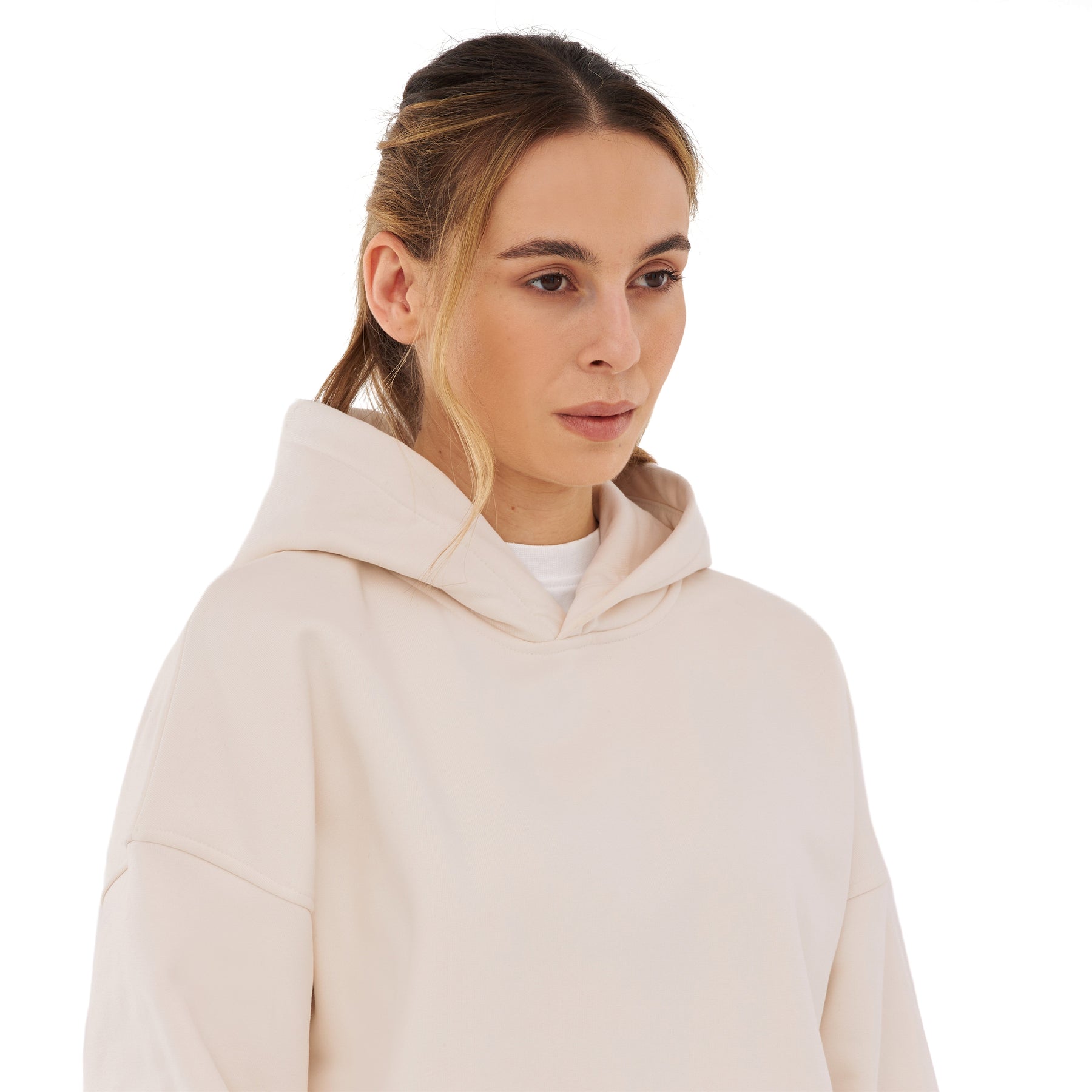 Frau trägt oversized Hoodie 'Cody' in hellem Beige mit Kapuze