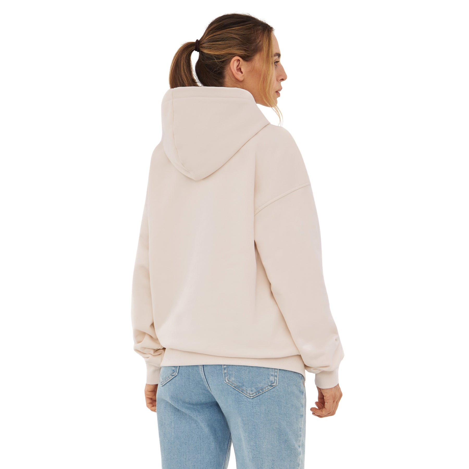 Beige Oversized Hoodie 'Cody' von hinten getragen, kombiniert mit hellblauen Jeans
