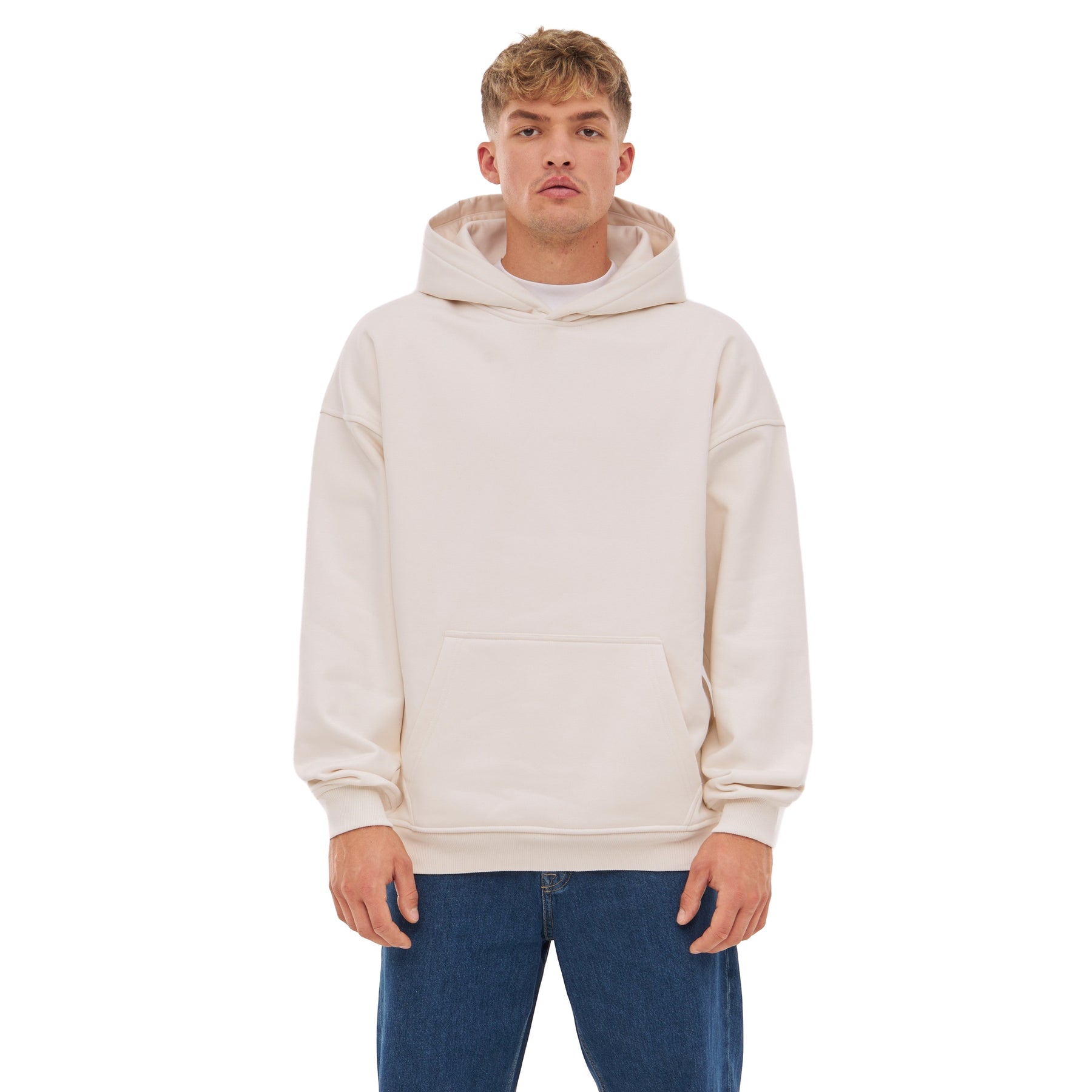 Mann trägt beigen Oversized Hoodie 'Cody' mit Kängurutasche und Kapuze