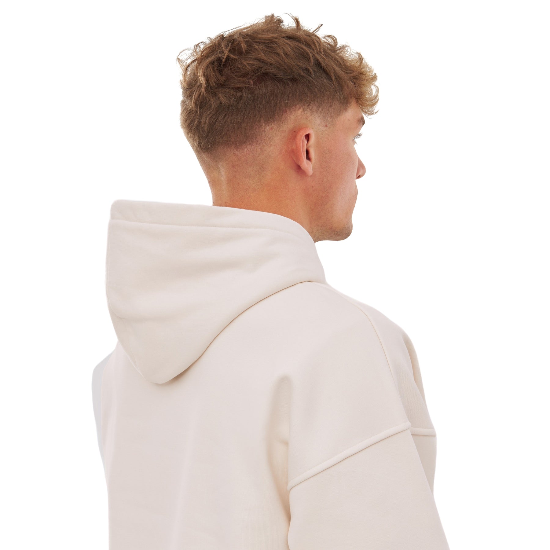 Junger Mann von hinten mit beigem Oversized Hoodie 'Cody' mit großer Kapuze
