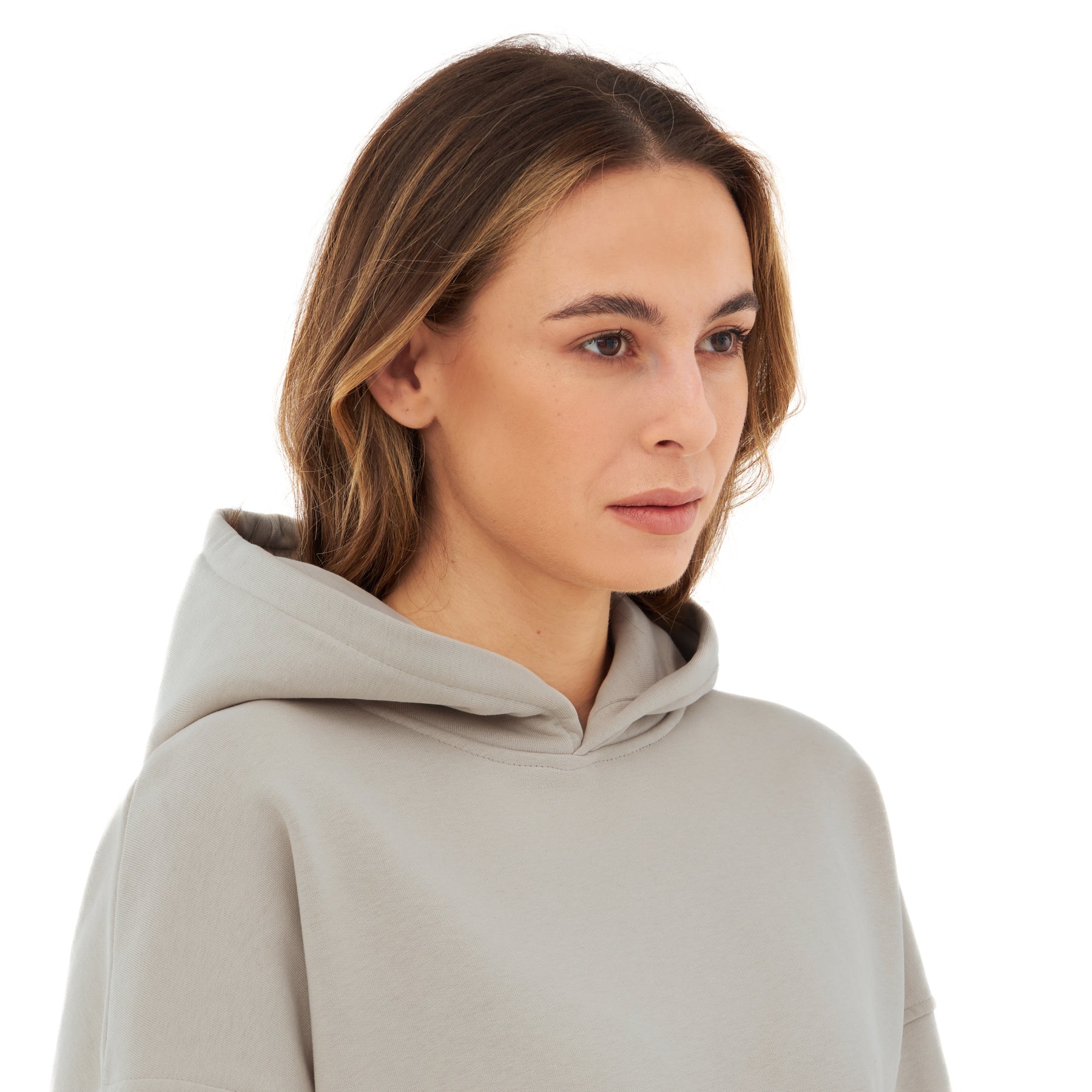 Frau trägt Oversized Hoodie »Cody« in beige mit Kapuze, nahes Porträt