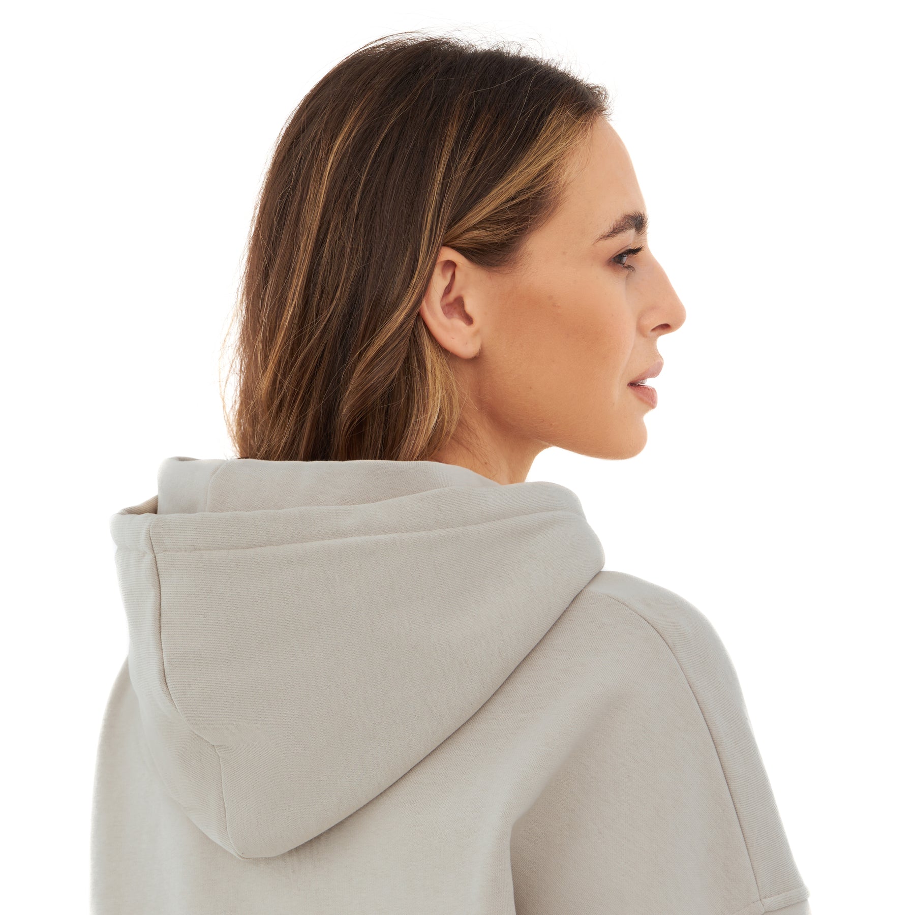Frau von der Seite trägt oversized Hoodie 'Cody' in hellem Beige mit Kapuze