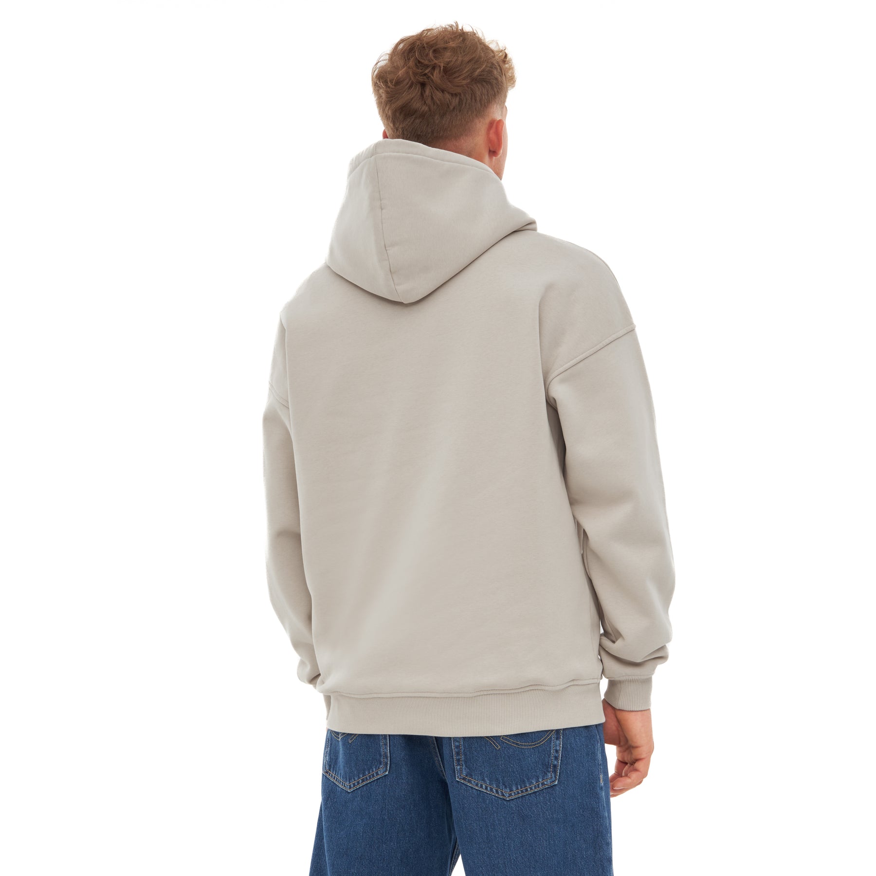 Mann trägt oversized Hoodie 'Cody' in Hellgrau von hinten