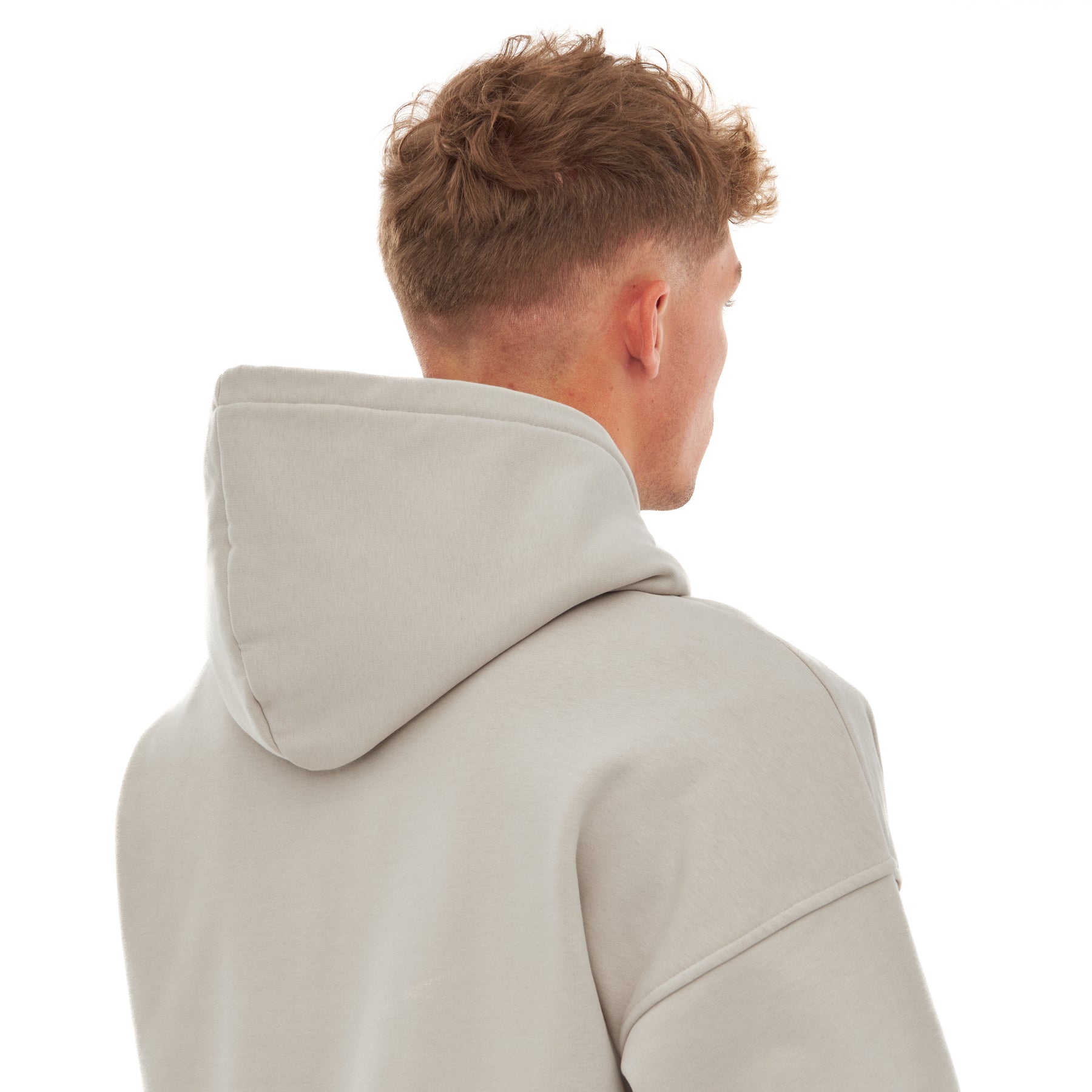 Rückansicht eines Mannes mit kurzem blondem Haar, trägt cremefarbenes Oversized Hoodie 'Cody'