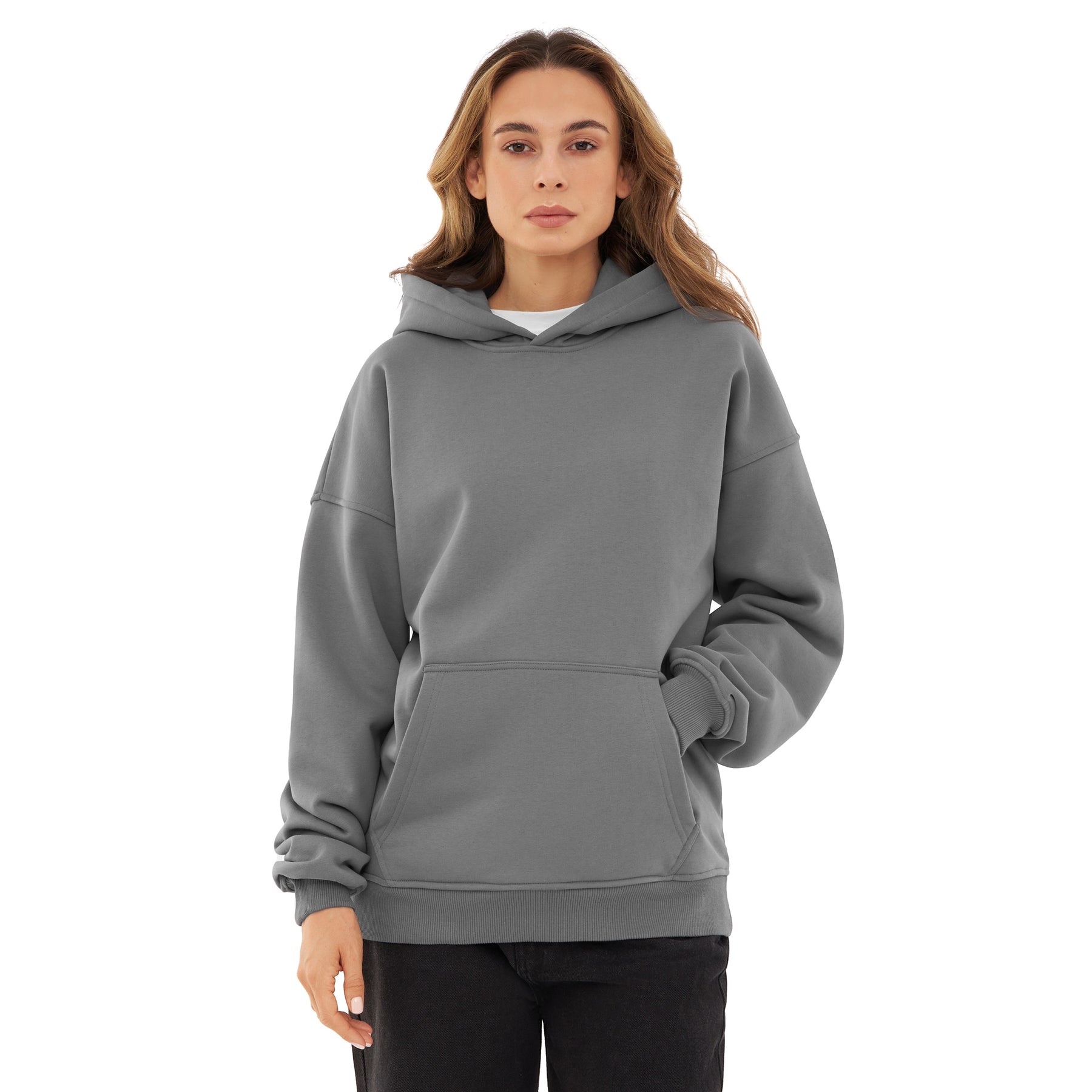 Frau trägt oversize Hoodie »Cody« in Grau mit Kapuze und Fronttasche