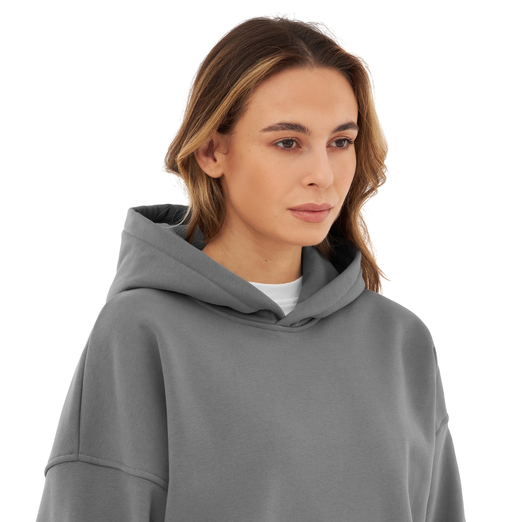 Frau mit schulterlangem Haar trägt übergroßen grauen Hoodie 'Cody' in Nahaufnahme