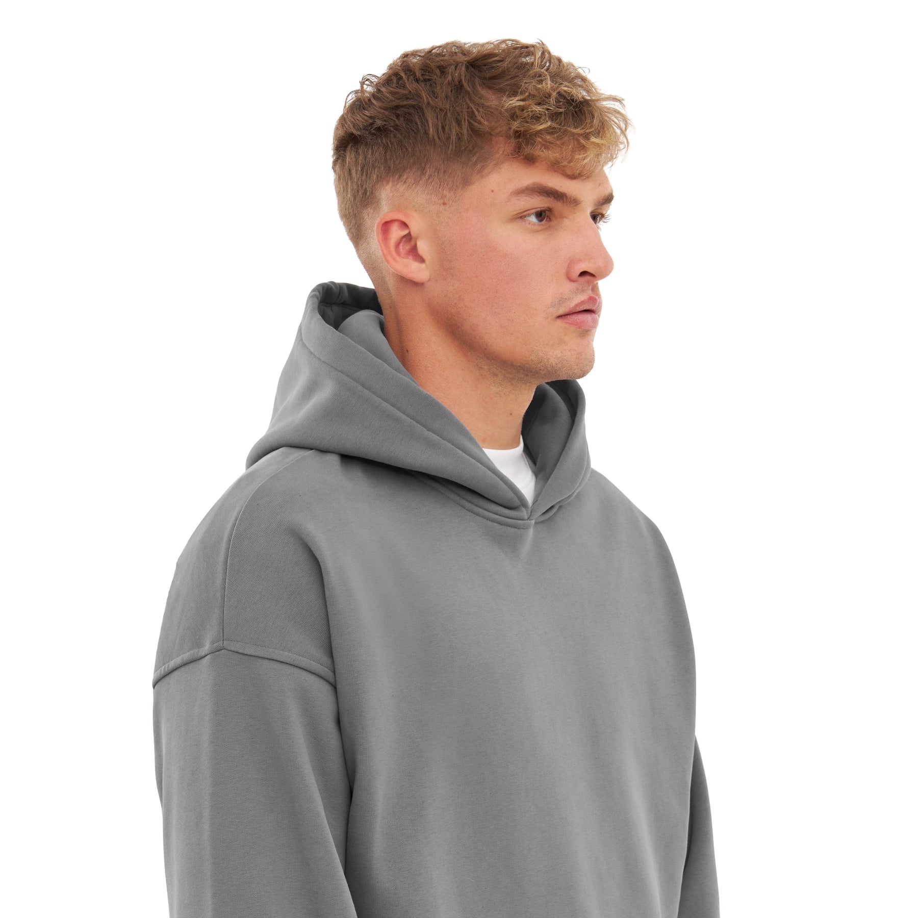 Mann im Profil mit grauem Oversized Hoodie 'Cody' und hellem T-Shirt darunter