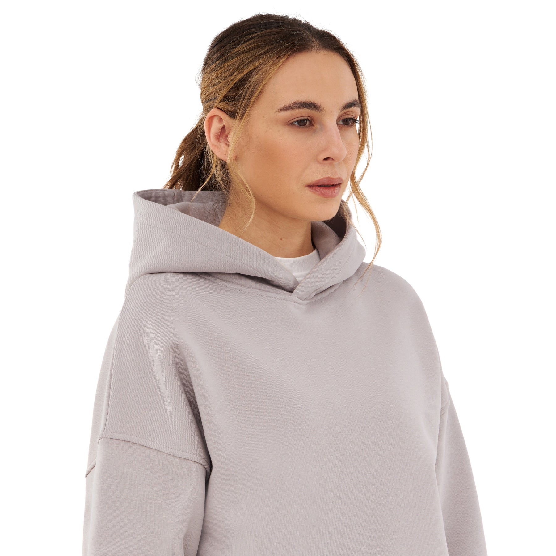 Frau trägt oversized Hoodie "Cody" in hellem Grau mit Kapuze