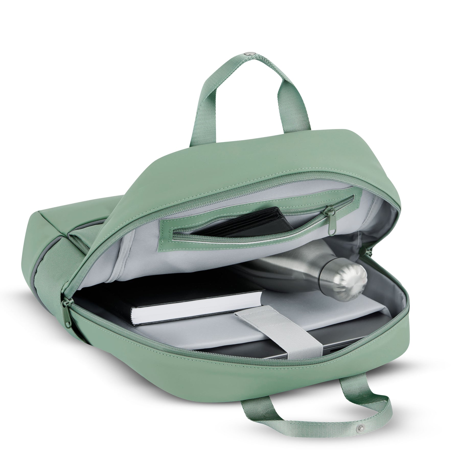 Geöffneter sagegrüner Rucksack 'Jona Medium' Bike mit Innenfächern, gefüllt mit Flasche, Notizbuch und Laptop