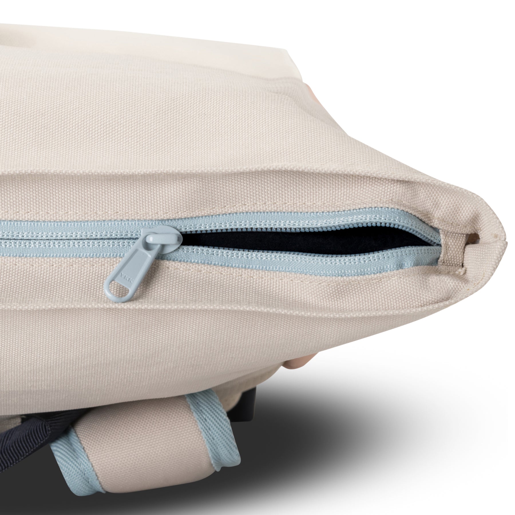 Rolltop Rucksack Allen Medium in Beige mit hellblauem Reißverschluss und Details
