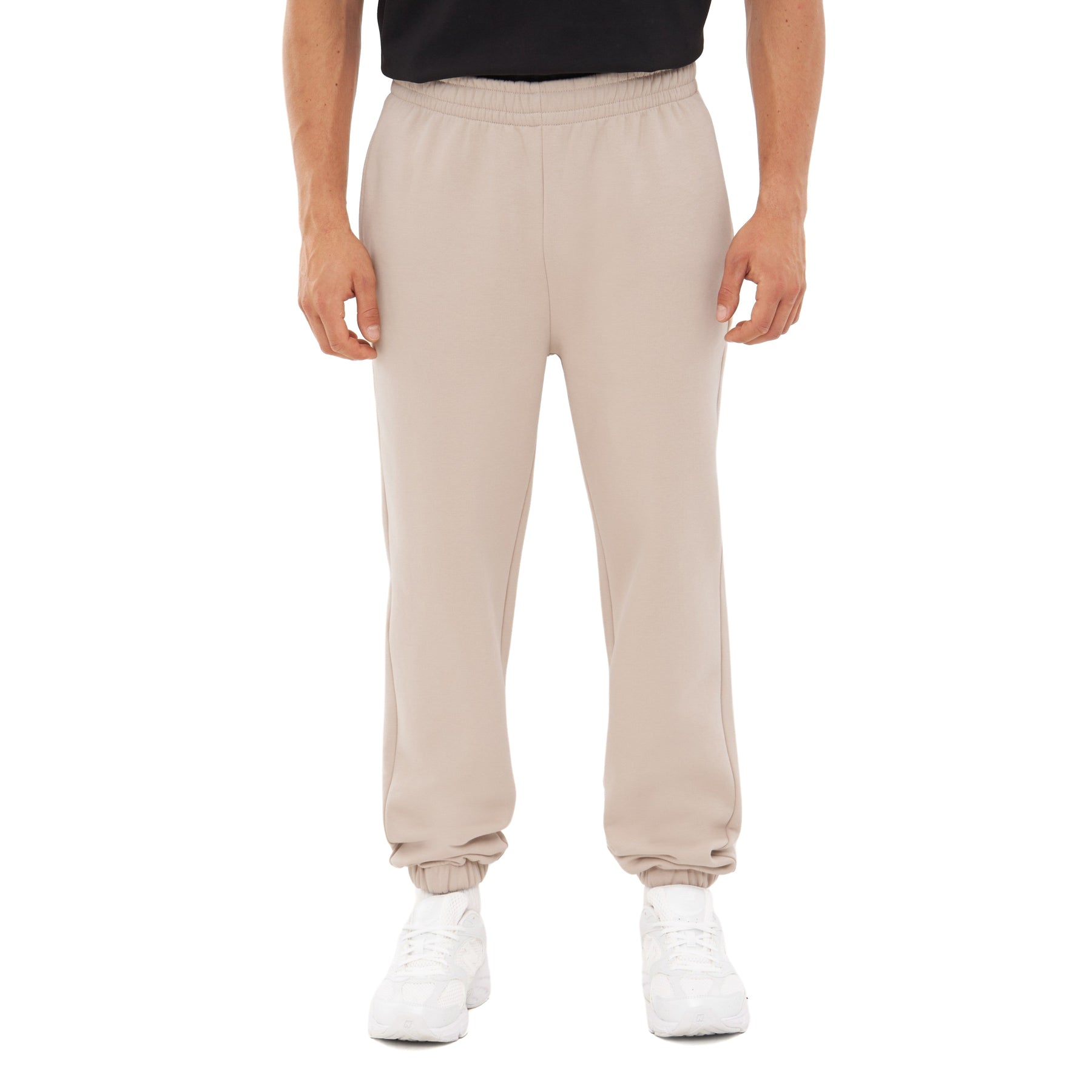 Beige Herren-Jogginghose 'Owen' mit elastischem Bund und Bündchen, getragen mit weißen Sneakern