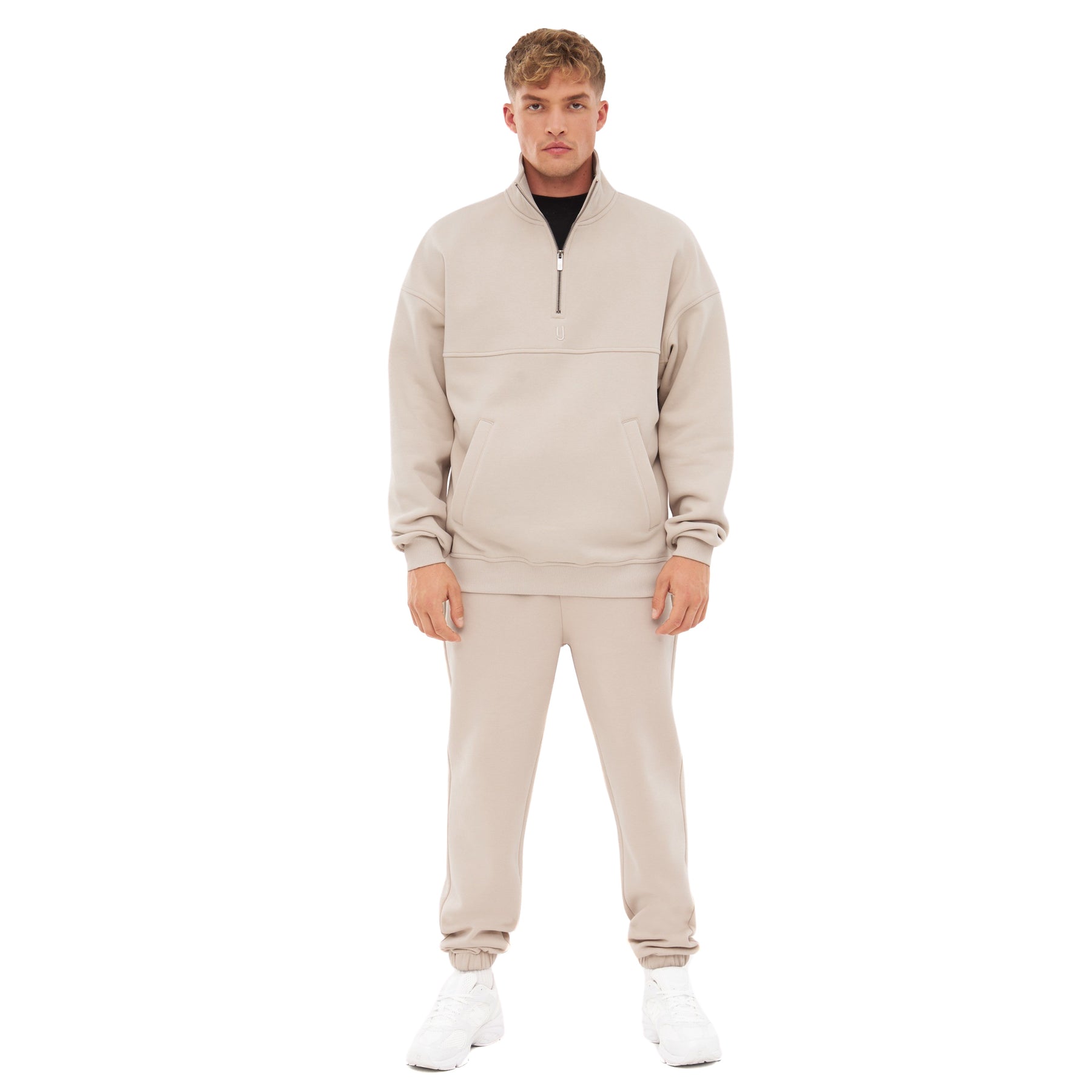 Mann trägt beige Jogginghose 'Owen' und passenden Pullover mit halbem Reißverschluss