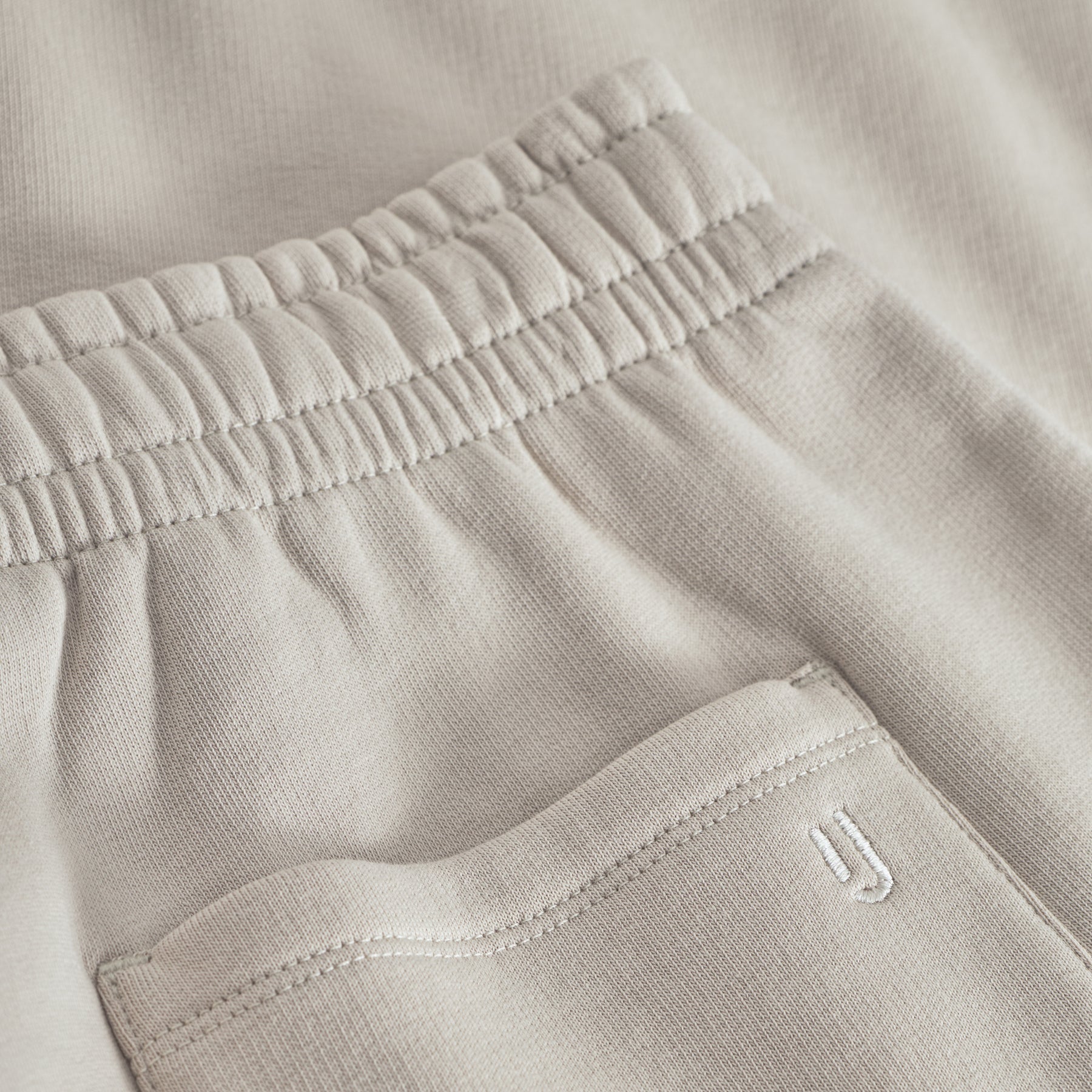 Beige Jogginghose 'Owen' von Johnny Urban mit elastischem Bund und gesticktem 'J' auf der Tasche