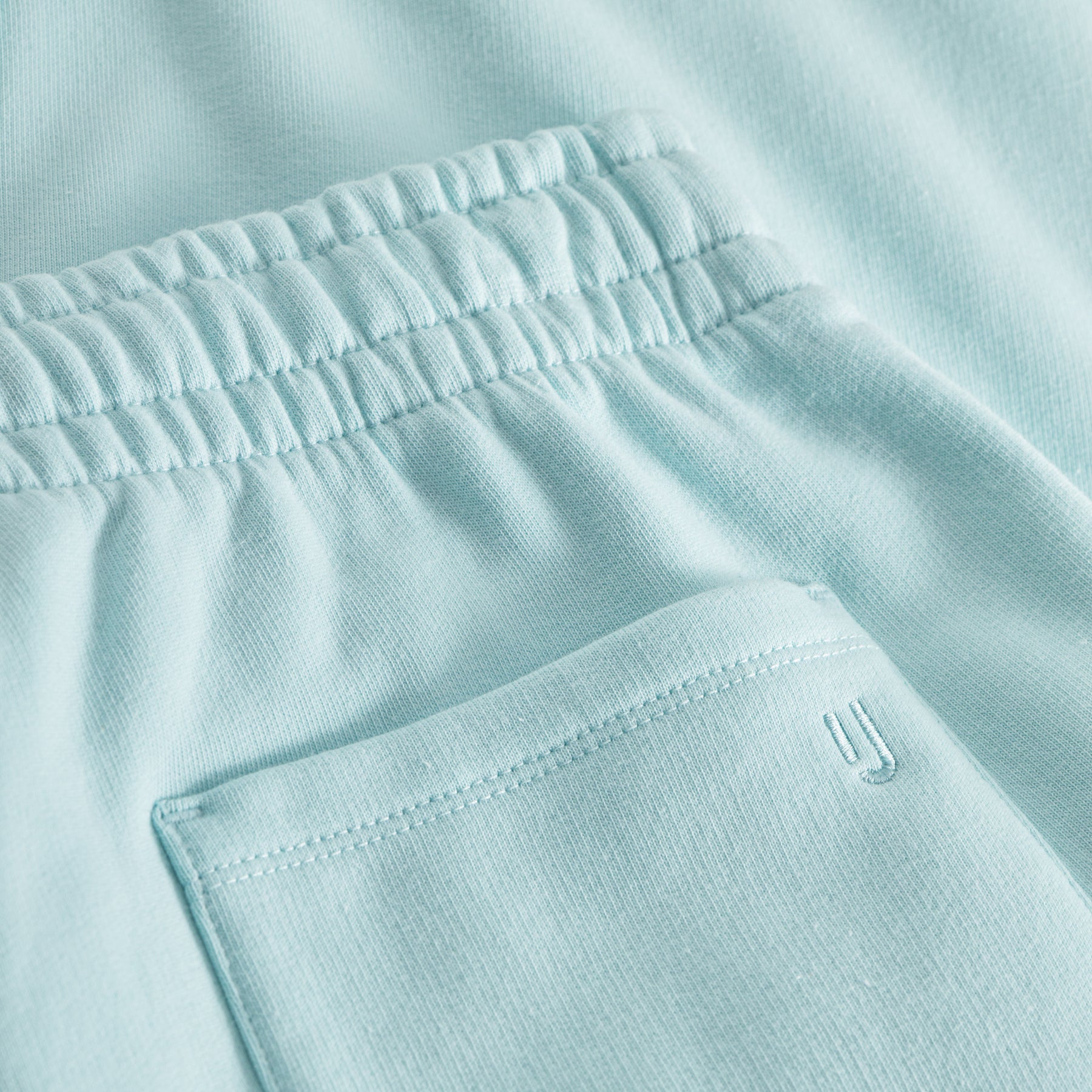 Detailaufnahme der eisblauen Johnny Urban Jogginghose 'Owen' mit elastischem Bund und aufgesetzter Tasche