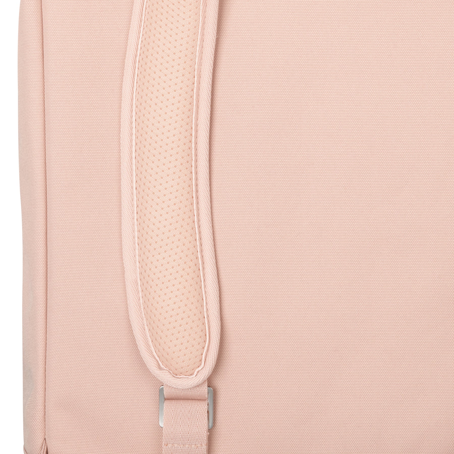 Nahaufnahme eines gepolsterten, rosa Trägerteils des Rolltop Rucksacks 'Robin Medium'