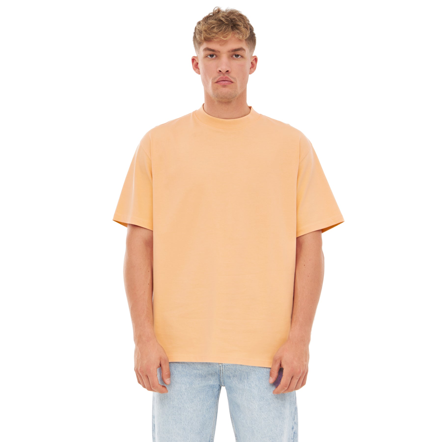 Mann trägt das Johnny Urban T-Shirt 'Sammy' in Peach mit oversized Passform