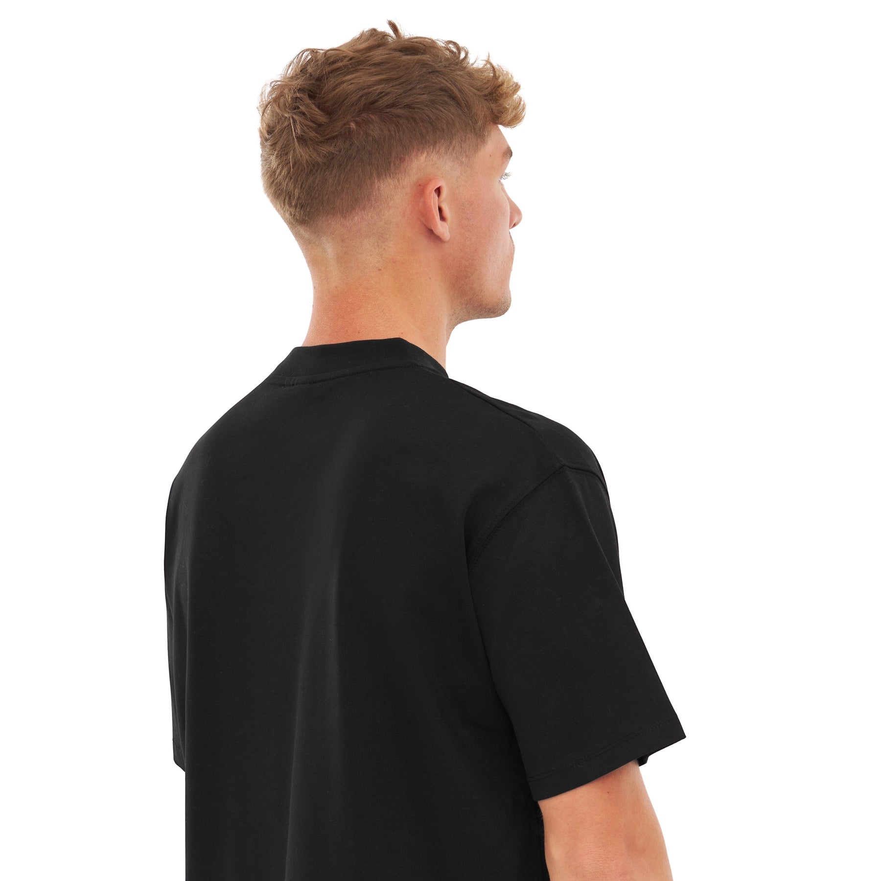 Rückansicht eines Mannes mit kurzen blonden Haaren, trägt schwarzes oversized T-Shirt 'Sammy'
