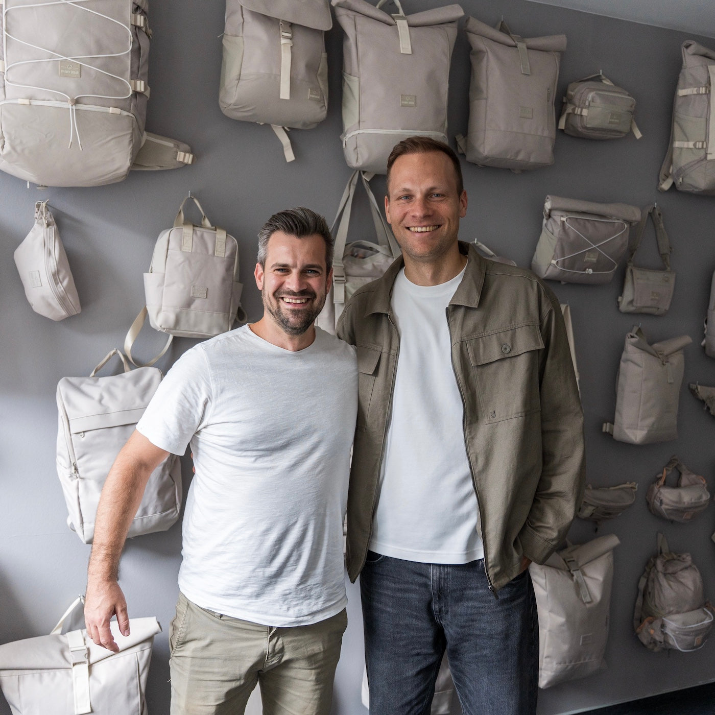 Gründer von Johnny Urban stehen nebeneinander - links Jonas und recht Timm.